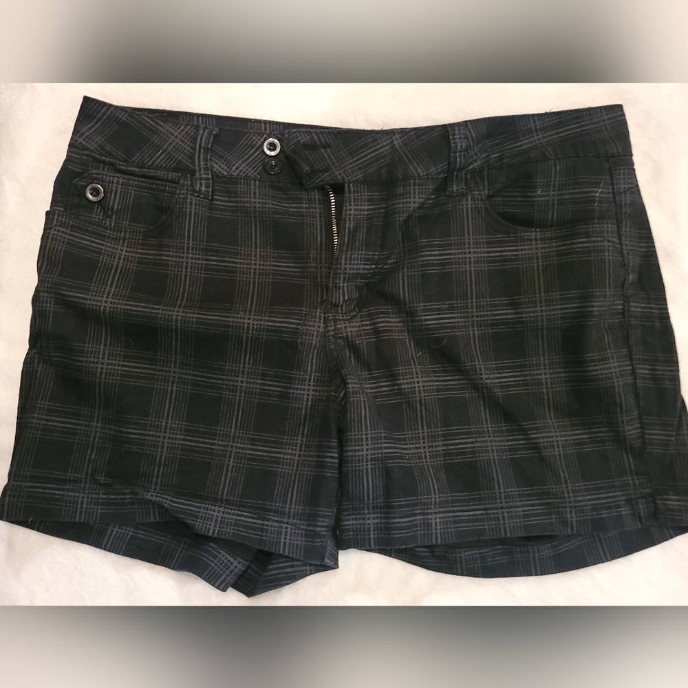 🛍️ ROYALTY by YMI - Black & Gray Plaid Bermuda Shorts